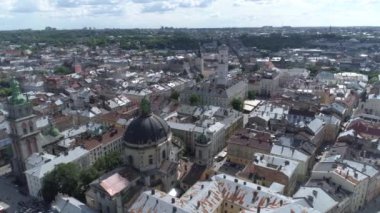 Lviv şehir tarihi merkezinin havadan görünümü. Ukrayna. 4k