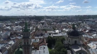 Lviv şehir tarihi merkezinin havadan görünümü. Ukrayna. 4k