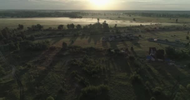 Flygvy Morgondimma Solen Stiger Över Ett Dimmigt Landskap — Stockvideo