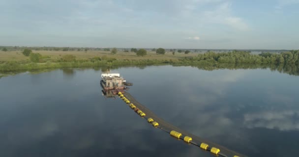 航空映像 ドローンは 川の砂を垂れ流すための機械の近くを飛びます — ストック動画