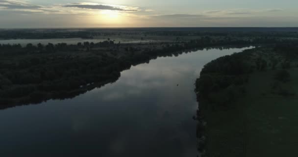 Zdjęcia Dronów Lotniczych Wschód Słońca Nad Rzeką Wczesnym Rankiem — Wideo stockowe