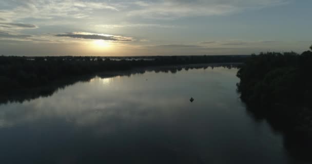 Zdjęcia Dronów Lotniczych Wschód Słońca Nad Rzeką Wczesnym Rankiem — Wideo stockowe