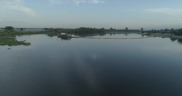 Des images aériennes de drones. Lever de soleil sur la rivière. Tôt le matin. 4K .