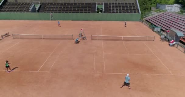 Tennisprofi Auf Dem Platz Luftaufnahme Von Oben — Stockvideo