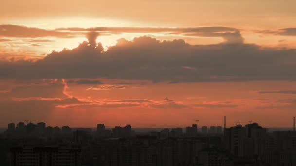 キエフ市の夕日の雲のタイムラプスショット — ストック動画