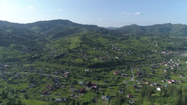 Vista Aérea Drones Voo Acima Aldeia Nas Montanhas Cárpatas — Vídeo de Stock