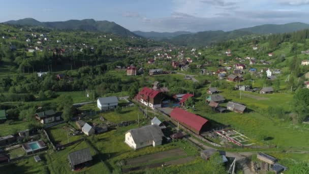 Vista Aérea Del Dron Vuelo Sobre Pueblo Las Montañas Cárpatas — Vídeos de Stock