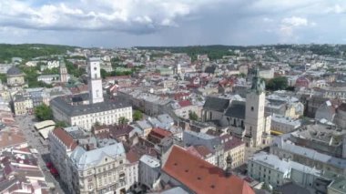 Lviv şehir merkezinin havadan görünümü. Drone City Hall etrafında uçuyor. Ukrayna, 4k
