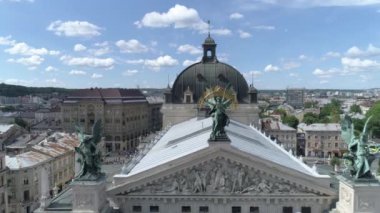 Lviv Opera ve Bale Tiyatrosu havadan görünümü. Lviv şehir merkezi. Ukrayna, 4k