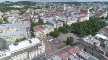 Lviv şehir tarihi merkezinin havadan görünümü. Ukrayna. 4k