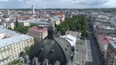 Lviv şehir tarihi merkezinin havadan görünümü. Ukrayna. 4k