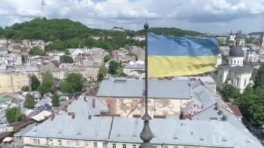 Ukrayna bayrağı havadan görünümü. Lviv şehir merkezi. Ukrayna, 4k