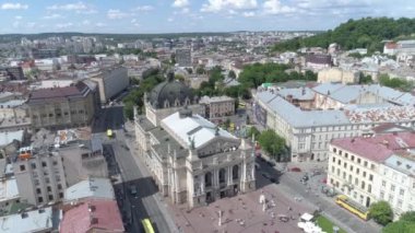 Lviv Opera ve Bale Tiyatrosu havadan görünümü. Lviv şehir merkezi. Ukrayna, 4k