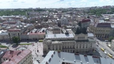 Lviv Opera ve Bale Tiyatrosu havadan görünümü. Lviv şehir merkezi. Ukrayna, 4k