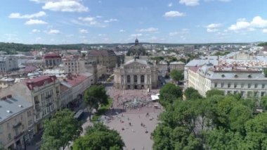 Lviv Opera ve Bale Tiyatrosu havadan görünümü. Lviv şehir merkezi. Ukrayna, 4k