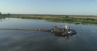 Hava görüntüleri. Drone, çentikli Nehir kumu için makine yakınında uçar. 4k.