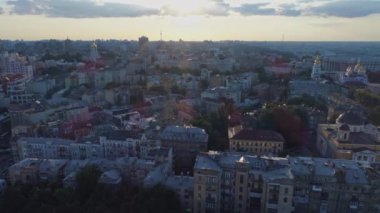 Havadan görünüm. Şehir merkezinin üzerinde uçuyor. Kiev, Ukrayna. 4k