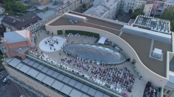 Вид Воздуха Люди Слушают Музыку Концертном Зале Крыше — стоковое видео