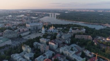 Havadan görünüm. Şehir merkezinin üzerinde uçuyor. Kiev, Ukrayna. 4k