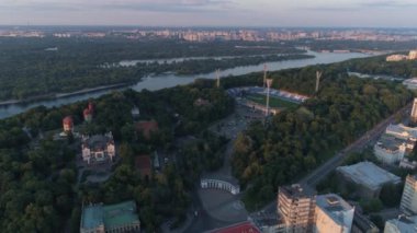 Havadan görünüm. Şehir merkezinin üzerinde uçuyor. Kiev, Ukrayna. 4k