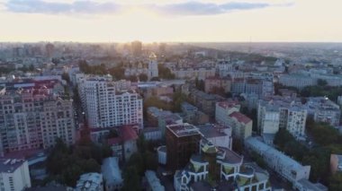 Havadan görünüm. Şehir merkezinin üzerinde uçuyor. Kiev, Ukrayna. 4k