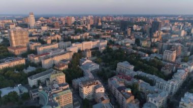 Havadan görünüm. Şehir merkezinin üzerinde uçuyor. Kiev, Ukrayna. 4k