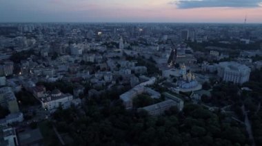 Havadan görünüm. Şehir merkezinin üzerinde uçuyor. Kiev, Ukrayna. 4k