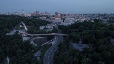 Kiev yeni yaya köprüsü, Ukrayna. Şehir merkezinin üzerinde uçuyor. 4k