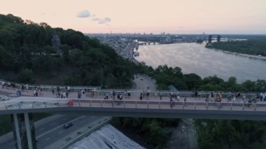 Kiev yeni yaya köprüsü, Ukrayna. Şehir merkezinin üzerinde uçuyor. 4k