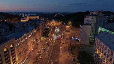 Havadan görünüm. Şehir merkezinin üzerinde uçuyor. Kiev, Ukrayna. 4k
