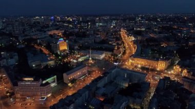 Havadan görünüm. Şehir merkezinin üzerinde uçuyor. Kiev, Ukrayna. 4k