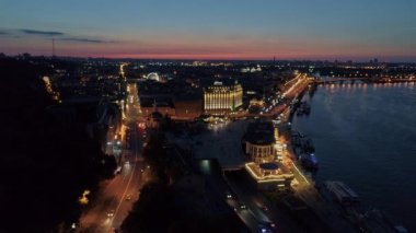 Havadan görünüm. Şehir merkezinin üzerinde uçuyor. Kiev, Ukrayna. 4k