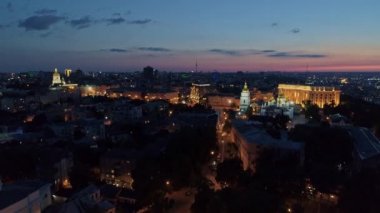 Havadan görünüm. Şehir merkezinin üzerinde uçuyor. Kiev, Ukrayna. 4k