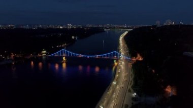 Havadan görünüm. Şehir merkezinin üzerinde uçuyor. Kiev, Ukrayna. 4k
