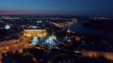 Havadan görünüm. Şehir merkezinin üzerinde uçuyor. Kiev, Ukrayna. 4k