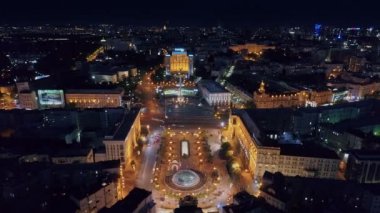 Havadan görünüm. Bağımsızlık Meydanı. Şehir merkezinin üzerinde uçuyor. Kiev, Ukrayna. 4k