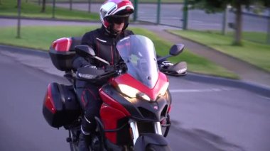 Genç motorcu ülke yolda motosiklet sürme. Sürekli gimbal atış. 4k.