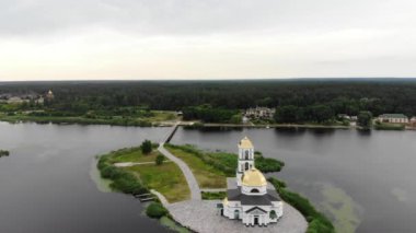 Havadan çekilen görüntüler. Drone adada Hıristiyan kilisesi etrafında uçar. 4k.
