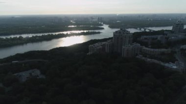 Havadan çekilen görüntüler. Kiev, Ukrayna. Dnipro Nehri. Günbatımı. 4k.