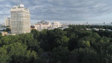 Havadan görünüm. Ukrayna Parlamentosu binası, Kiev | Kiev. Sunrise. 4k