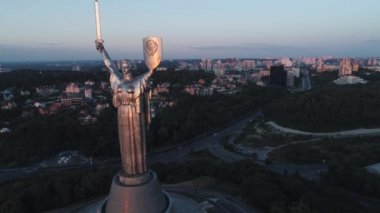 Hava. Kiev, Ukrayna'daki Anavatan Anıtı. Anıtsal dev heykel. Sunrise