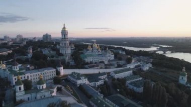 Hava. Kiev Pechersk Lavra, Ortodoks kilisesi, manastır ve müze. Sunrise.