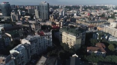 Havadan görünüm. Şehir merkezinin üzerinde uçuyor. Kiev, Ukrayna. 4k