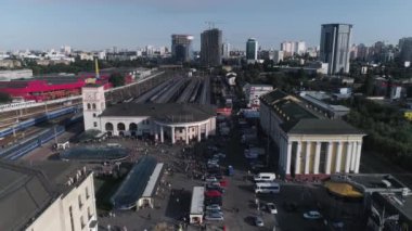 Havadan çekilen görüntüler. Drone merkezi Kiev yakın uçar | Kiev tren istasyonu. 4k.