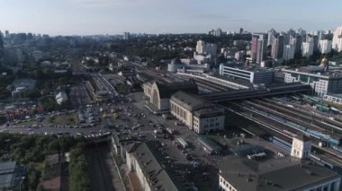 Havadan çekilen görüntüler. Drone merkezi Kiev yakın uçar | Kiev tren istasyonu. 4k.
