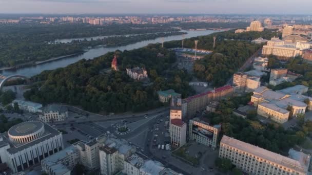 Vue aérienne. Vol au-dessus du centre-ville. Kiev, Ukraine. 4K 