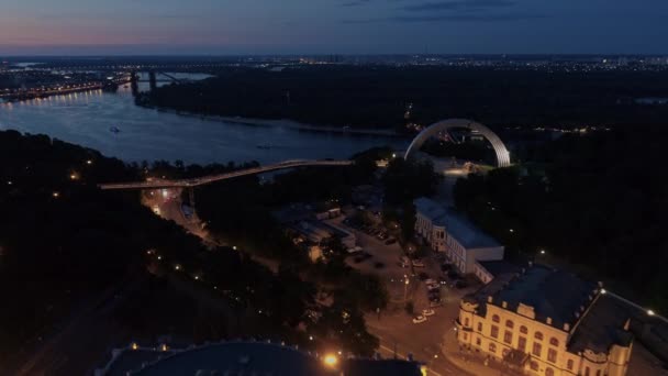 Новый Пешеходный Мост Киеве Украина Летит Над Центром Города — стоковое видео