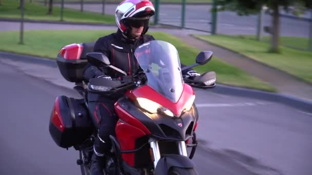 Jovem Motociclista Andar Moto Estrada Rural Tiro Gimbal Firme — Vídeo de Stock