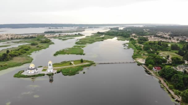 Vzdušný Záběr Drone Létá Kolem Křesťanského Kostela Ostrově — Stock video