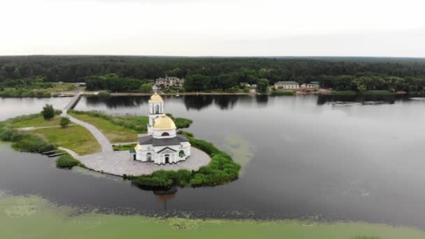 Légi Felvételek Drone Repül Keresztény Templom Körül Szigeten — Stock videók